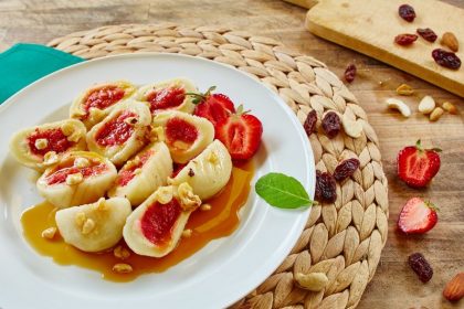 Knedle z truskawkami w maślanym sosie z orzechami