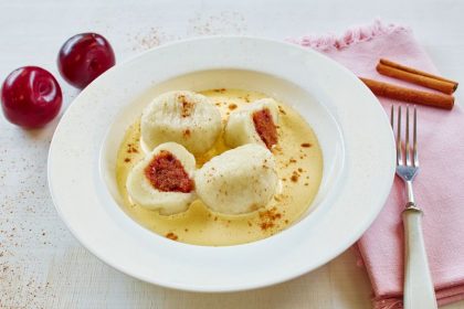Knedle ze śliwkami w sosie cynamonowym