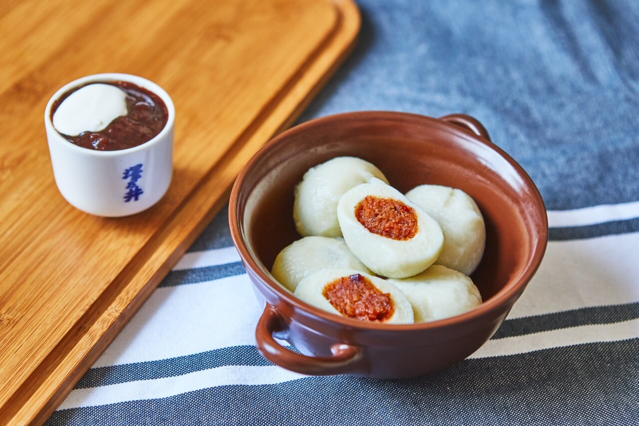 Knedle ze śliwkami w sosie winnym