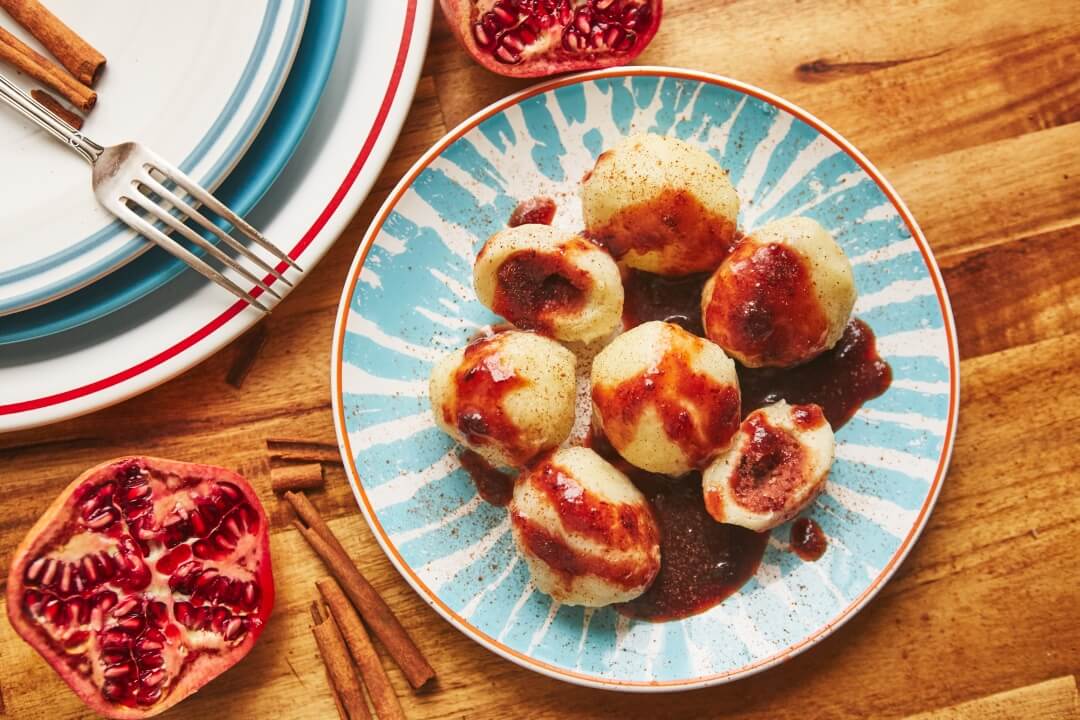 Knedle ze śliwkami w szkarłatnym sosie