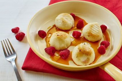 Knedle ze śliwkami z sosem karmelowym