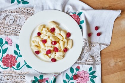 Krem waniliowy z kluskami i malinami