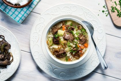 Krupnik polski z kurzą wątróbką i cebulą