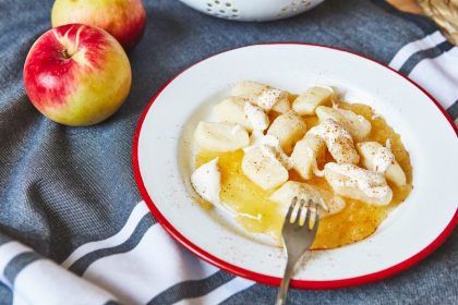 Leniwe kluski z jabłkami i śmietaną