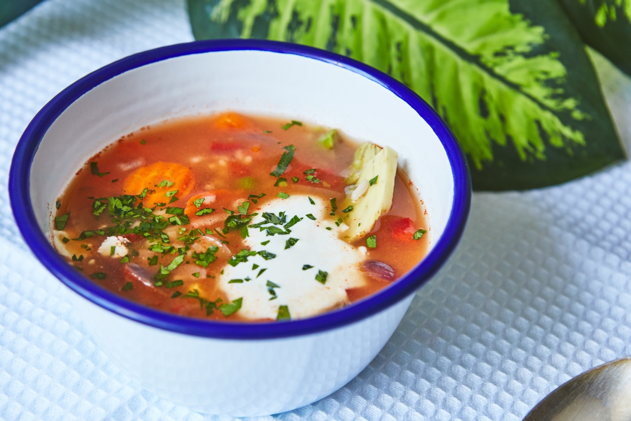 Meksykańska zupa z awokado i kwaśną śmietaną