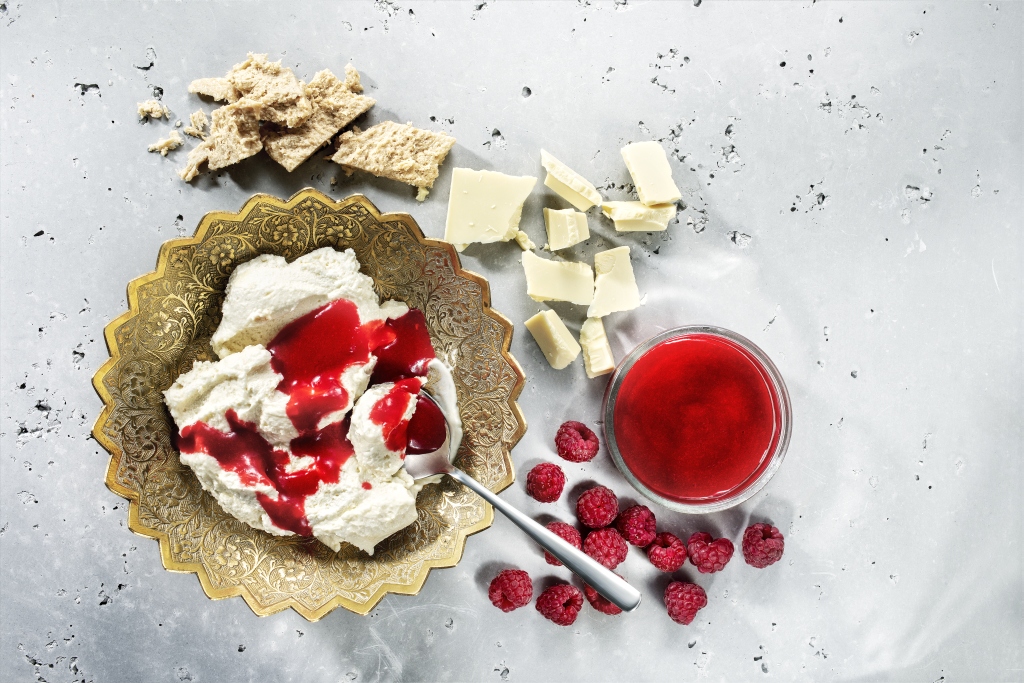 Mus chałwowy z malinami