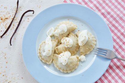 Pierogi z jagodami i kwaśną śmietaną