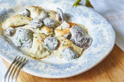 Pierogi z kapustą w sosie grzybowym