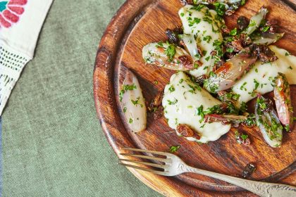 Pierogi z kaszanką i sałatką z pieczonej cebuli