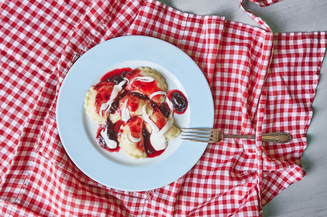 Pierogi z serem w sosie jagodowo - malinowym