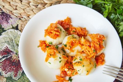 Pyzy w duszonej młodej kapuście