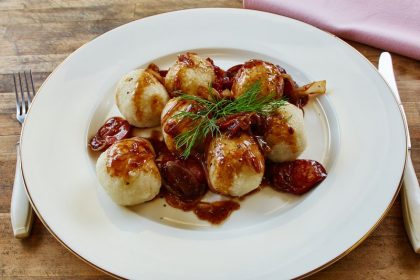 Pyzy z mięsem w winnym sosie cebulowym