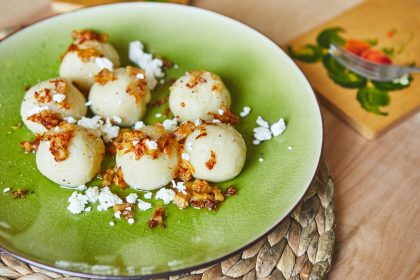 Pyzy ziemniaczane z serem i skwarkami