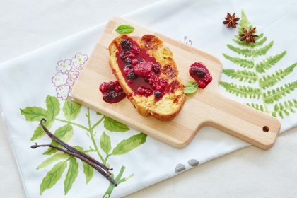 Smażona chałka z budyniowym sosem z owocami leśnymi