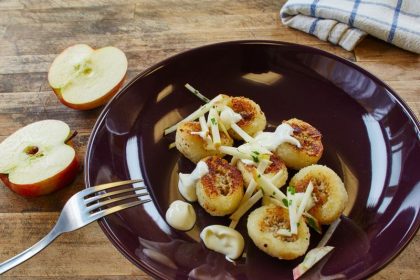Smażone pyzy z musem chrzanowo-jabłkowym