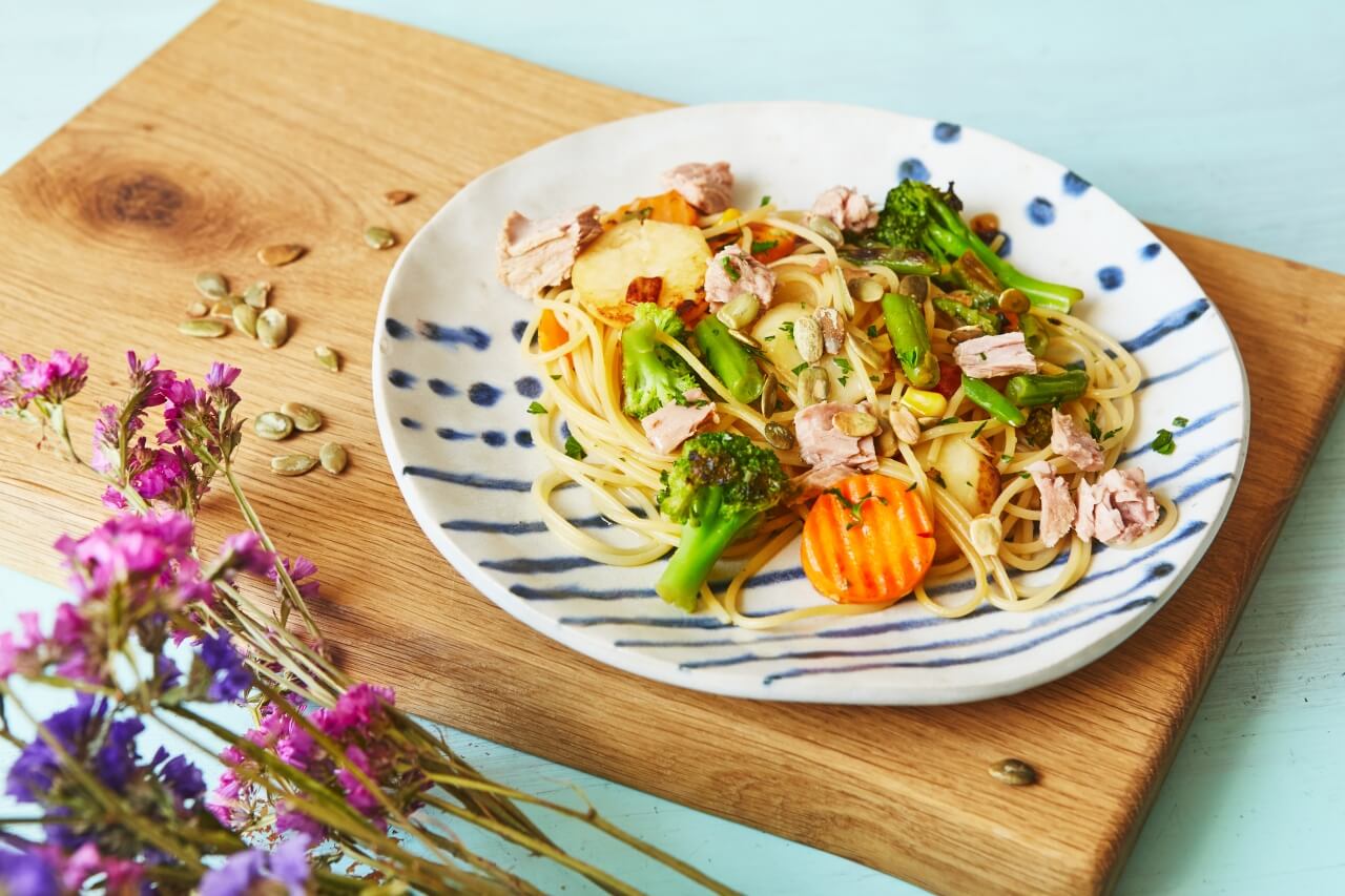 Spaghetti z warzywami i tuńczykiem