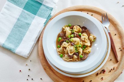 Uszka w sosie myśliwskim z suszoną śliwką