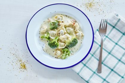 Uszka z grzybami z duszonymi brokułami i boczkiem